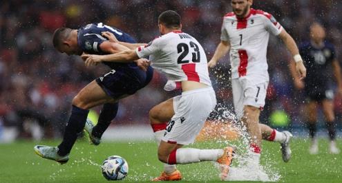 استمرت 3 ساعات و40 دقيقة.. قصة أغرب مباراة في تصفيات أمم أوروبا 2024 (صور وفيديو)